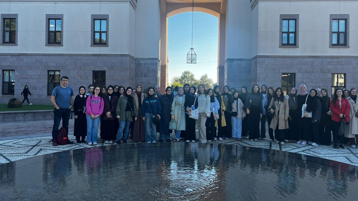 Beşiktaş Kız Anadolu İmam Hatip Lisesi Öğrencilerinin Koç Üniversitesi Ziyareti